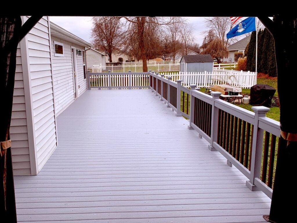 Redeckr-Gray and Black Top